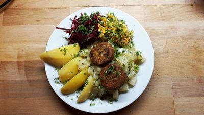 Kohlrabi mit Bratling
