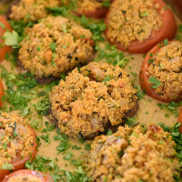 Vegetarisch gefüllte Tomaten und Champignons